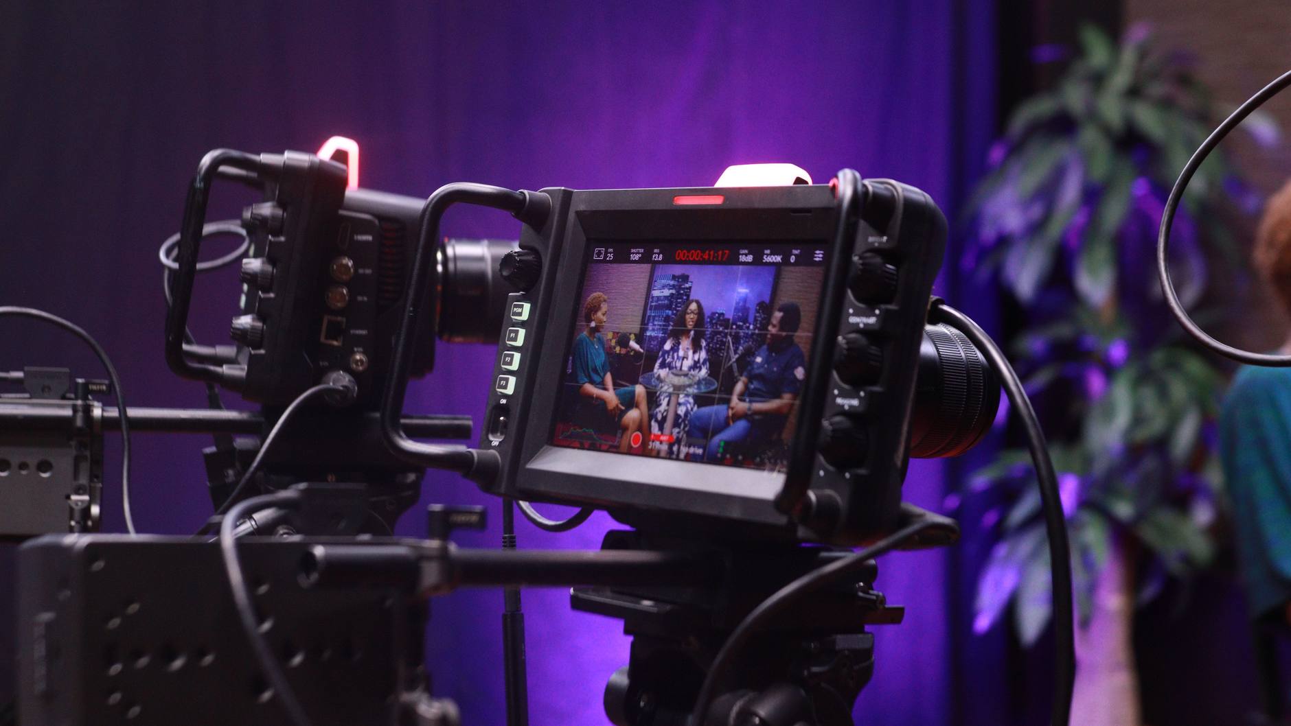 Filmteam dreht ein Recruiting Video als Mitarbeiter-Interview mit Kamera und Licht