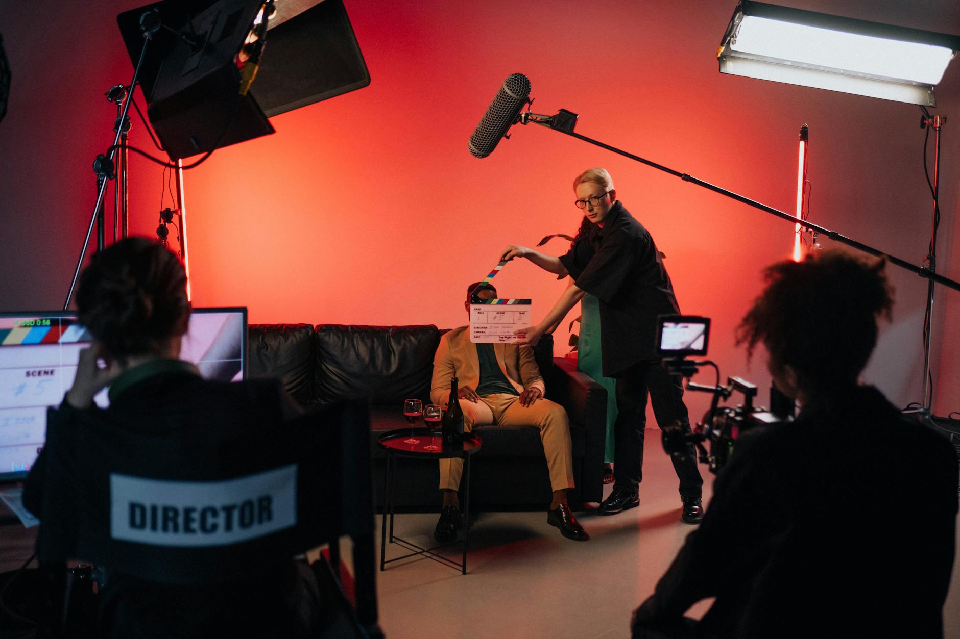Überblick über ein professionelles Filmset mit Kamera, Licht und Crew während der Filmproduktion