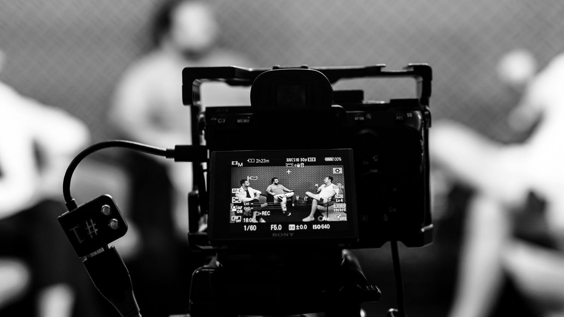 Filmteam dreht einen Imagefilm in einem Unternehmen mit Kamera und Licht
