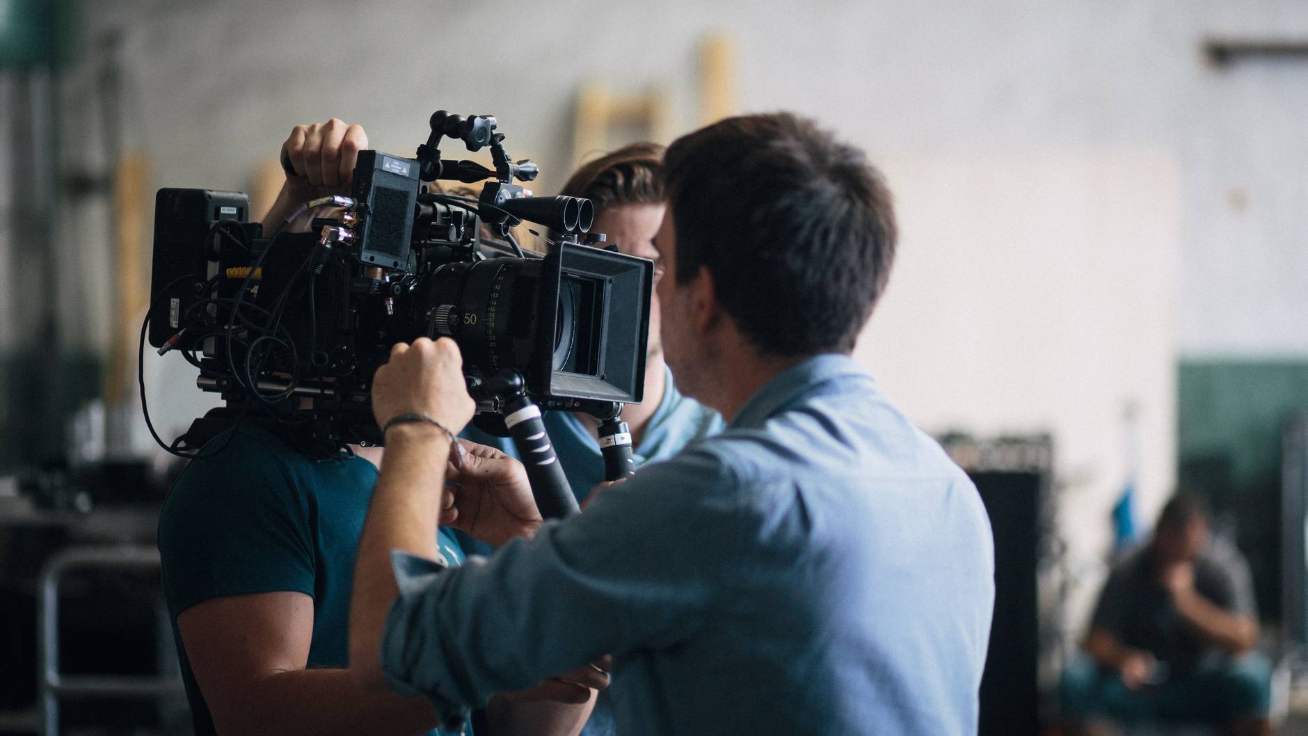 Filmcrew dreht einen Werbespot am Set mit Profikamera und Licht